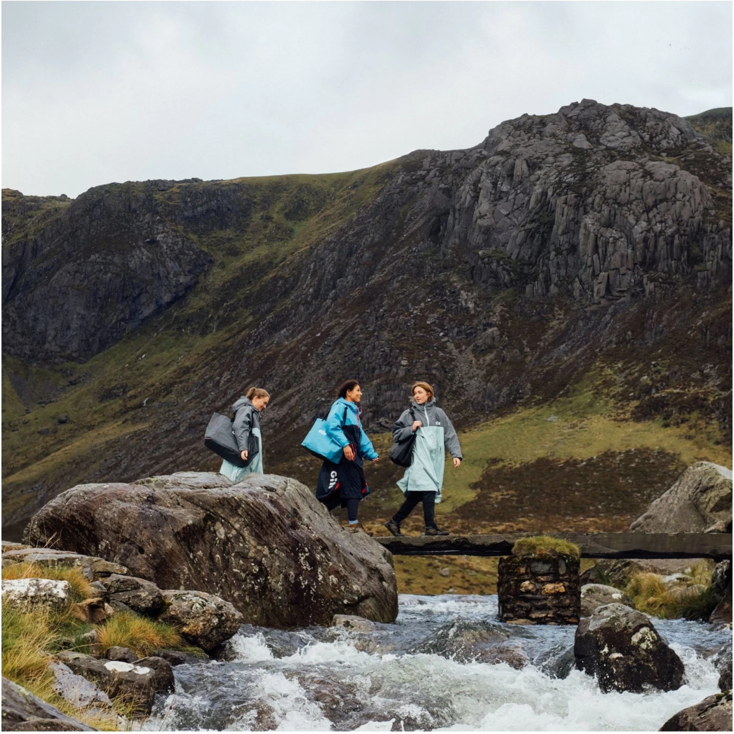 GILL Aqua Parker Change Robe - Image 4