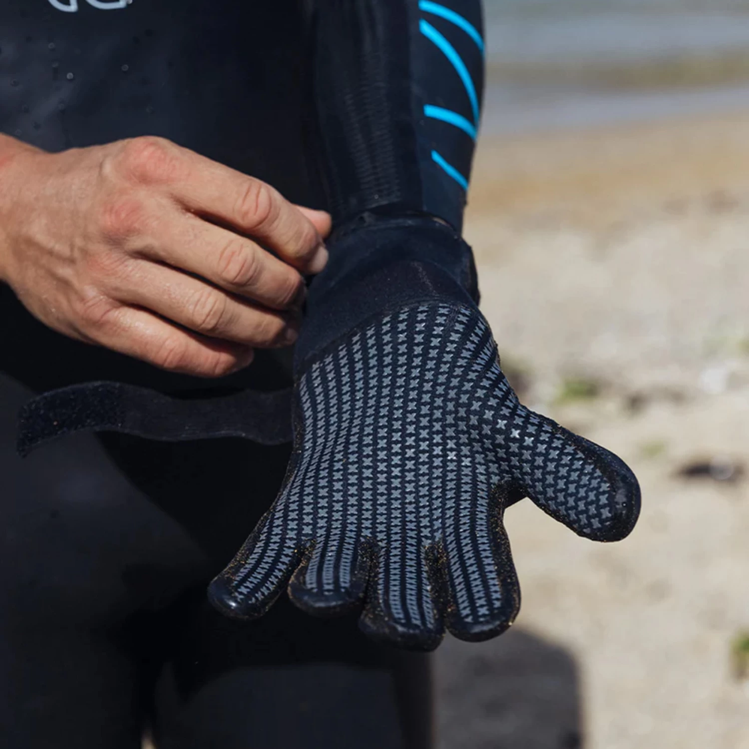 2XU Propel Neoprene Gloves - Image 3