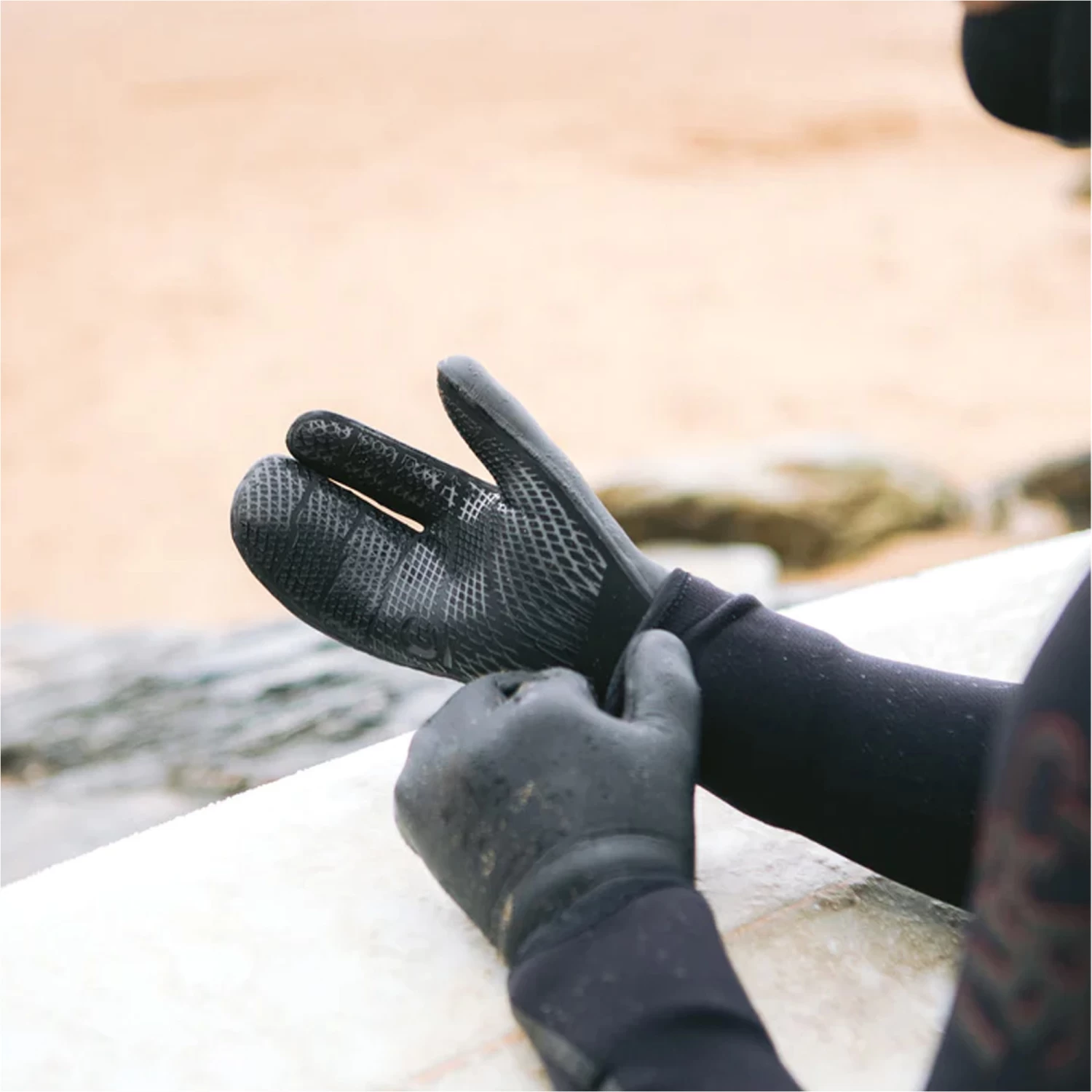 Wired+ 5mm Lobster Neoprene Wetsuit Gloves - Image 4